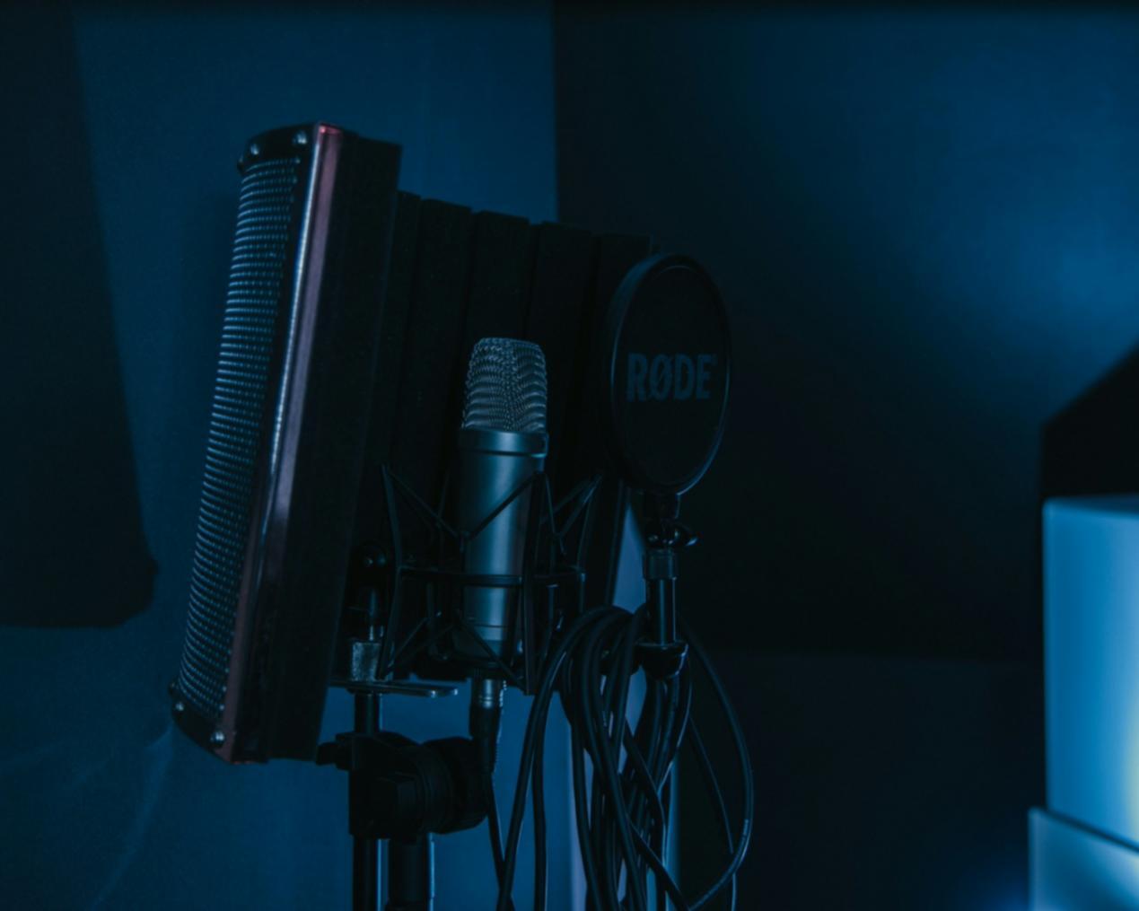 Sessione di composizione musicale con focus sulla pratica e l'apprendimento individuale